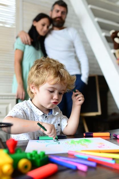 Mam E E Papai Desenhando Crian A Fam Lia Feliz De Tr S Se