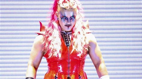 backstage details    fans didnt  zarias debut