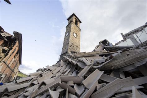 Ad Amatrice Crolla Il Campanile Di Sant Agostino Il Tempo