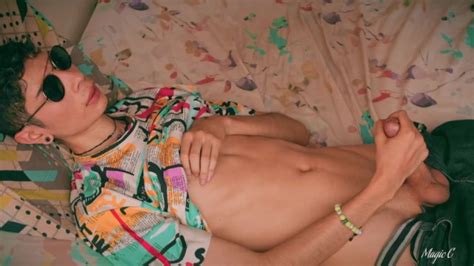 热拉丁裔 Twink Magic C 大学毕业后抽搐他的大鸡巴并吞下他的精液 Pornhub Gay