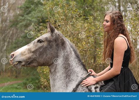 Erstaunliches Mädchen Mit Dem Langen Haar Das Ein Pferd Reitet