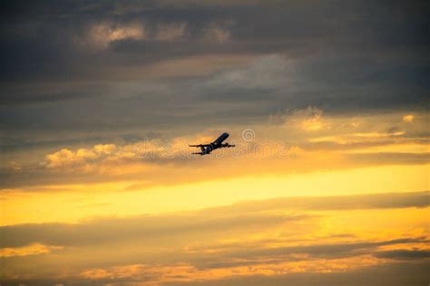 Silueta Del Aeroplano En La Puesta Del Sol Foto De Archivo Imagen De