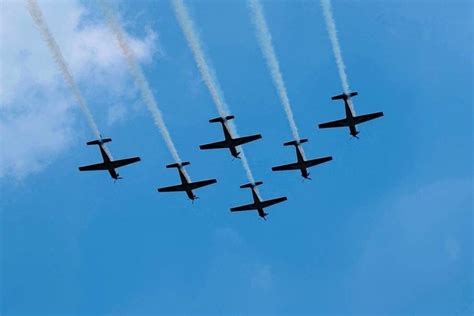 Detik Detik Jupiter Aerobatic Team Manuver Di Langit Lampung Kumparan