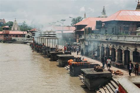 Hindu Cremation Ceremony at Pashupati Aryaghat Editorial Photography ...