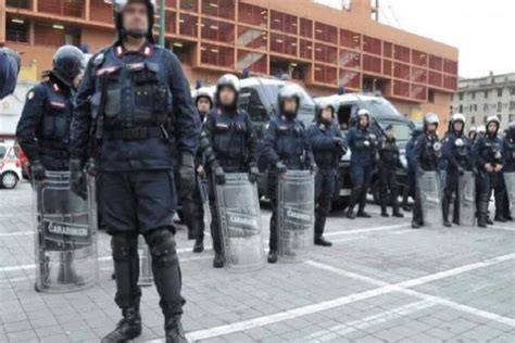 Carabinieri E Poliziotti Presi A Cinghiate Dagli Ultras Comando