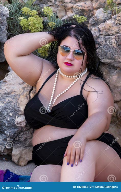 Mujer Con Bikini Negro Foto De Archivo Imagen De Rocas