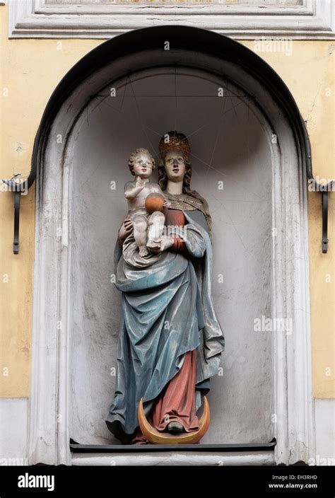 La Virgen Mar A Con El Ni O Jes S Estatua En La Fachada De La Casa En