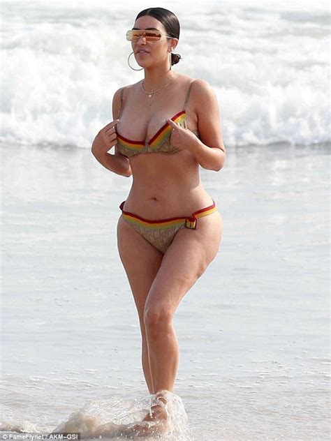 Dân tình choáng vì bikini táo bạo của Kim siêu vòng 3