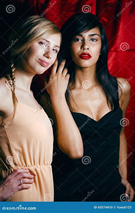 Brunette Und Blonde Frau Zusammen Konflikt Von Stockfoto Bild Von Frauen Leute