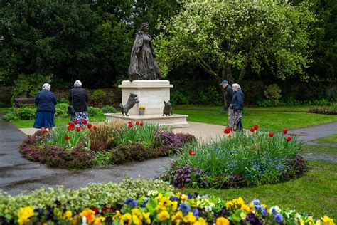 Photos Corgis And Queen In Bronze Brits Honour Elizabeth Ii S Th