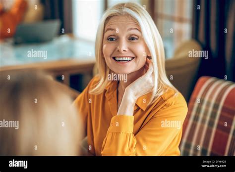 Cute Chubby Blonde Woman Fotos Und Bildmaterial In Hoher Aufl Sung Alamy