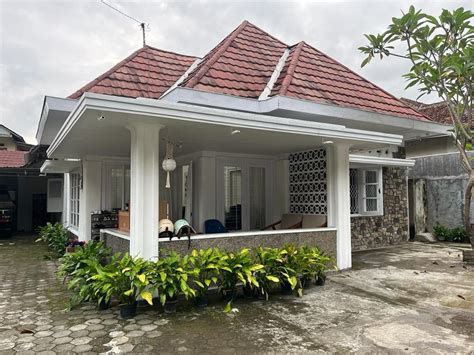 Rumah Klasik Kolonial Belanda Tanah Luas Pinggir Jalan Di Taman Siswa