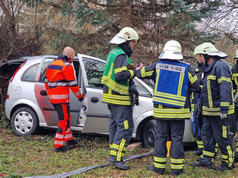 Unfall In Waiblingen Frau In Auto Eingeklemmt Und Schwer Verletzt