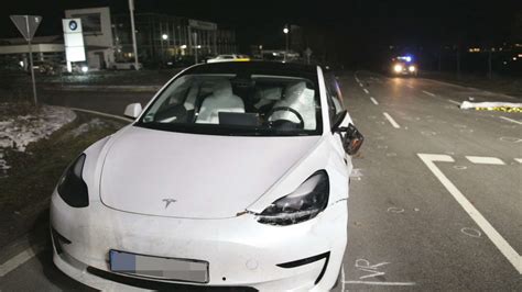 Tödlicher Unfall Mit Tesla Mann Wird Beim Gassigehen Angefahren Und Stirbt