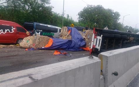 Kecelakaan Beruntun Di Tol Bandung Dipicu Truk Bermuatan Rem Blong