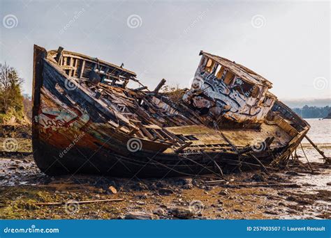 Naufragio De Un Barco Pesquero De Madera Abandonado Imagen De Archivo