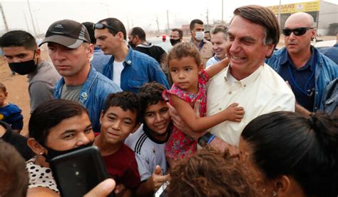 Bolsonaro vai ao MT e é recebido por multidão aos gritos de mito