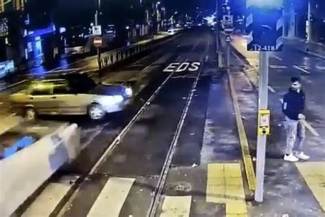 Tramvay yolunda akılalmaz kaza kamerada İhlas Haber Ajansı