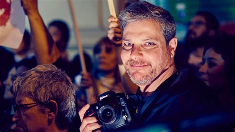 El fotógrafo Gustavo Parra respira por sí solo y pasó a sala común tras