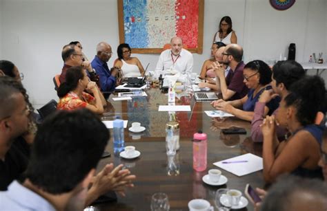 Reitor Josealdo Tonholo recebe comando de greve dos servidores técnicos