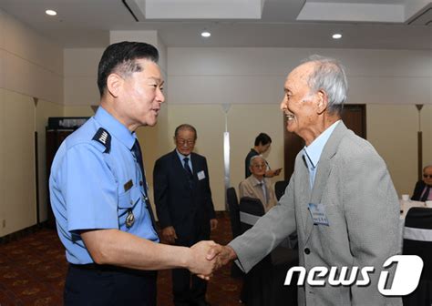 악수하는 공군참모총장과 공군100회 전투 출격 기록 김두만 예비역 대장 뉴스1