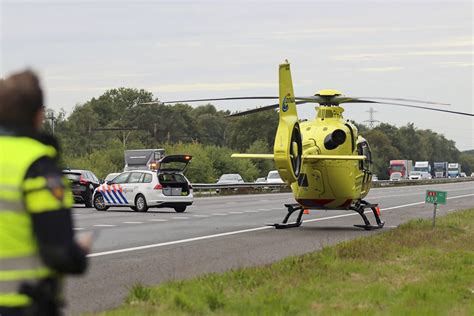 Twee Zwaargewonden Bij Ongeval Op A Bij Stroe Traumaheli Landt Op Snelweg