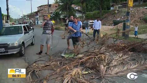 Moradores Bloqueiam Principal Via Do Bairro Do Mutange Em Maceió