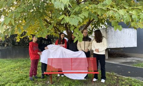 Desio Una Panchina Rossa Per Ricordare Valeria Mariani Prima Monza