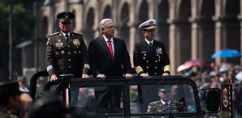 Amlo Encabeza El Desfile C Vico Militar Por El Aniversario De La