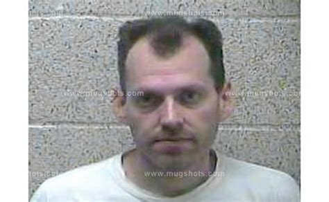 Coppia gay adotta maschietto stuprato e fatto stuprare in festini gay Vøx