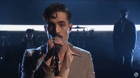 Damiano David Guarda Lesibizione Del Cantante Dei Maneskin Da Jimmy