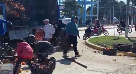 Un Cami N Que Transportaba Verdura Volc Su Carga Y Los Vecinos Se