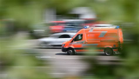 Frau F Hrt Mit Auto Ber Verkehrsinsel Und Durchbricht Hecke