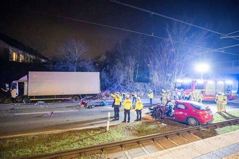 Frontalunfall Zwischen Pkw Und Lkw Pkw Kommt In Gleisbett Zum Stehen