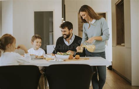 Jovem Família Feliz Conversando Enquanto Tomava Café Da Manhã Na Mesa