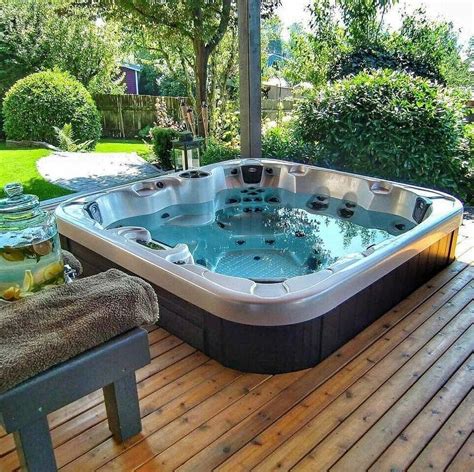 Inspiring Hot Tub Patio Design Ideas For Your Outdoor Decor 24 - HMDCRTN