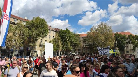 PROSVJEDNIK POKAZAO ZUBE MAJI SEVER Sasuo joj baš sve u lice nije se