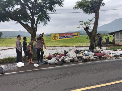 Kabid Humas Polda Jabar Polri Peduli Lingkungan Pasang Spanduk