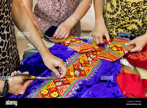 Uzbekistan women in traditional dress hi-res stock photography and images - Alamy