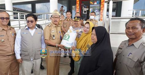 Antisipasi Dampak El Nino Bupati Pesisir Barat Salurkan Bantuan Beras