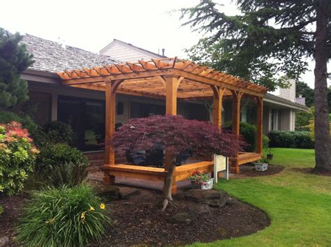 Cedar Pergola with built in bench seating - Klassisch - Patio ...