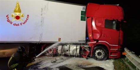 Camion Sbatte Violentemente Contro Auto Chiusa La Per Ore