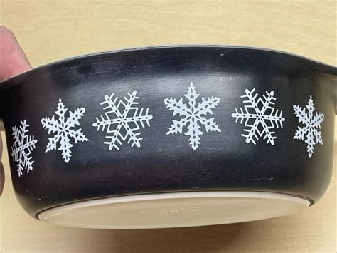 Pyrex 043 1 1 2 Qt Snowflake Black Oval Covered Casserole Chipped Lid