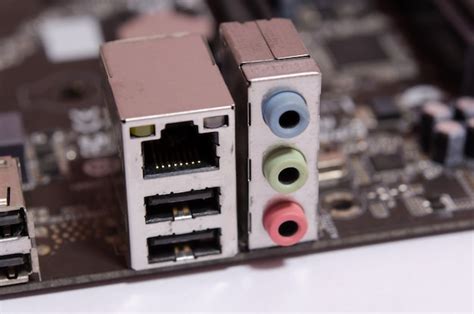 Разъем lan rj 45 и разъем аудиовыхода на материнской плате компьютера ...