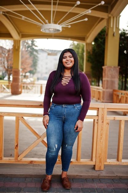 Bonita Chica Modelo Xxl Latina De Ecuador Usa Blusa Violeta En La Calle Foto Gratis