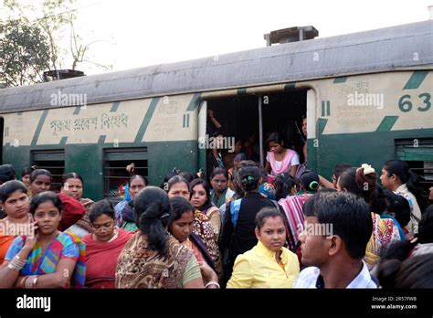 India. Kolkata. railway station Stock Photo - Alamy