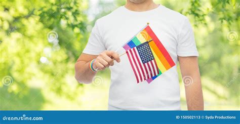 Hombre Con La Bandera Y La Pulsera Del Arco Iris Del Orgullo Gay Imagen De Archivo Imagen De