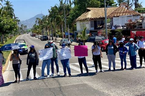 Protestan y bloquean normalistas la costera Miguel Alemán en Acapulco