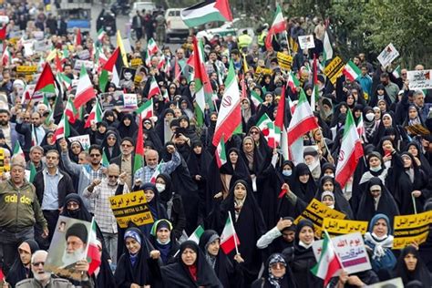 Miles De Personas Marchan Por Beirut A Favor De Gaza Mientras Hezbol E