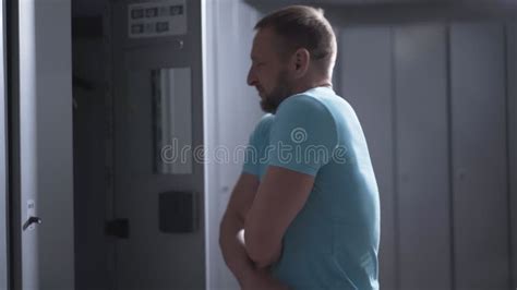 Casier Gay D Ouverture De Sportif Dans Le Vestiaire Supprimant Le T Shirt Et Le Jetant Sur La